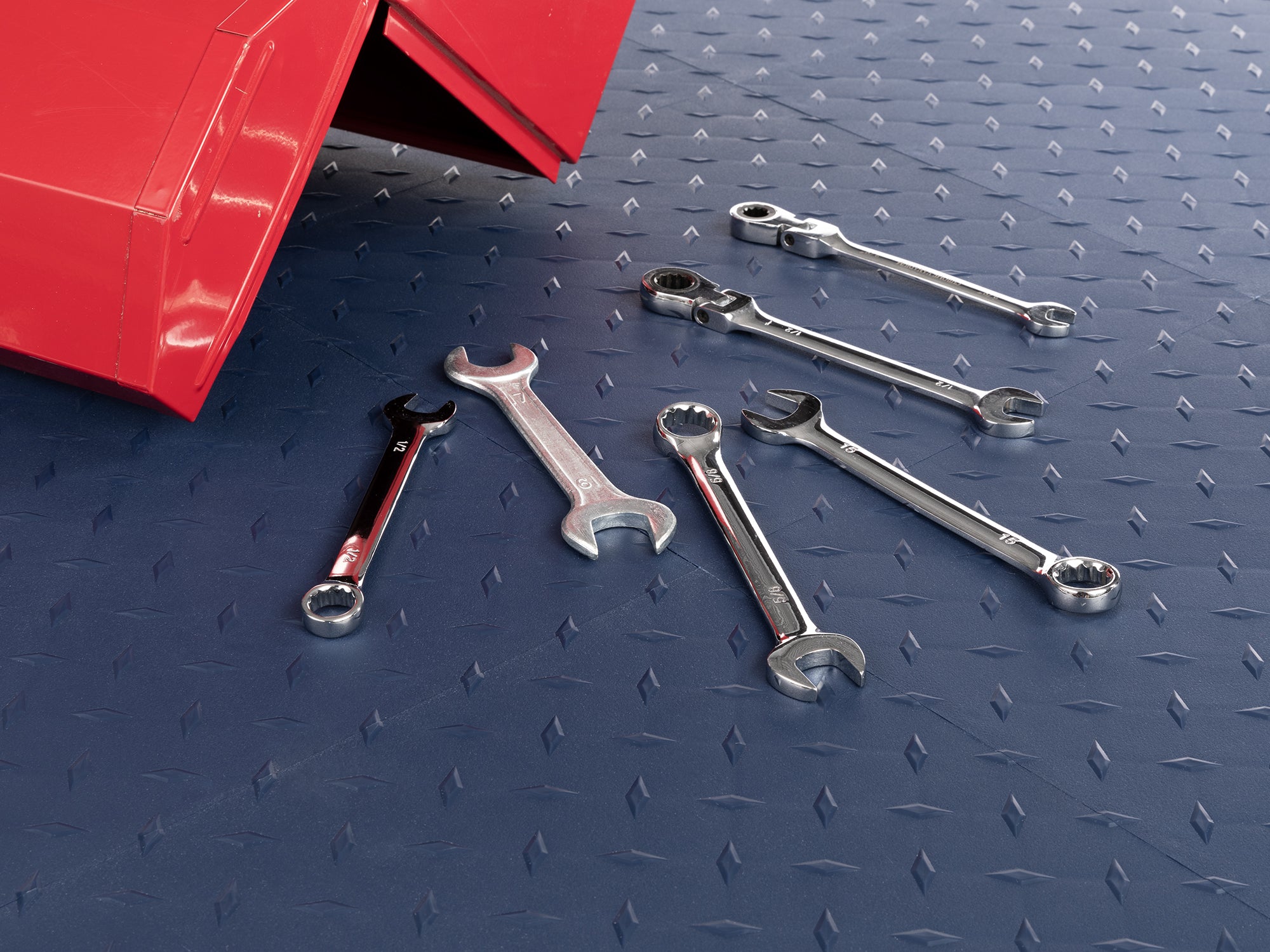 12in x 12in Diamond Plate Pattern Polypropylene Garage Flooring Tiles (48-Pack)